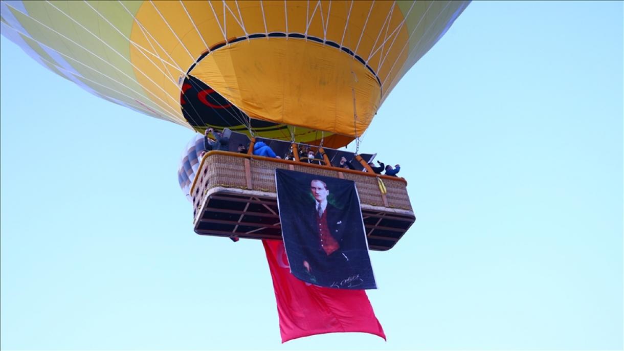 Ma díszes hőlégballonok repülnek Kappadokia felett