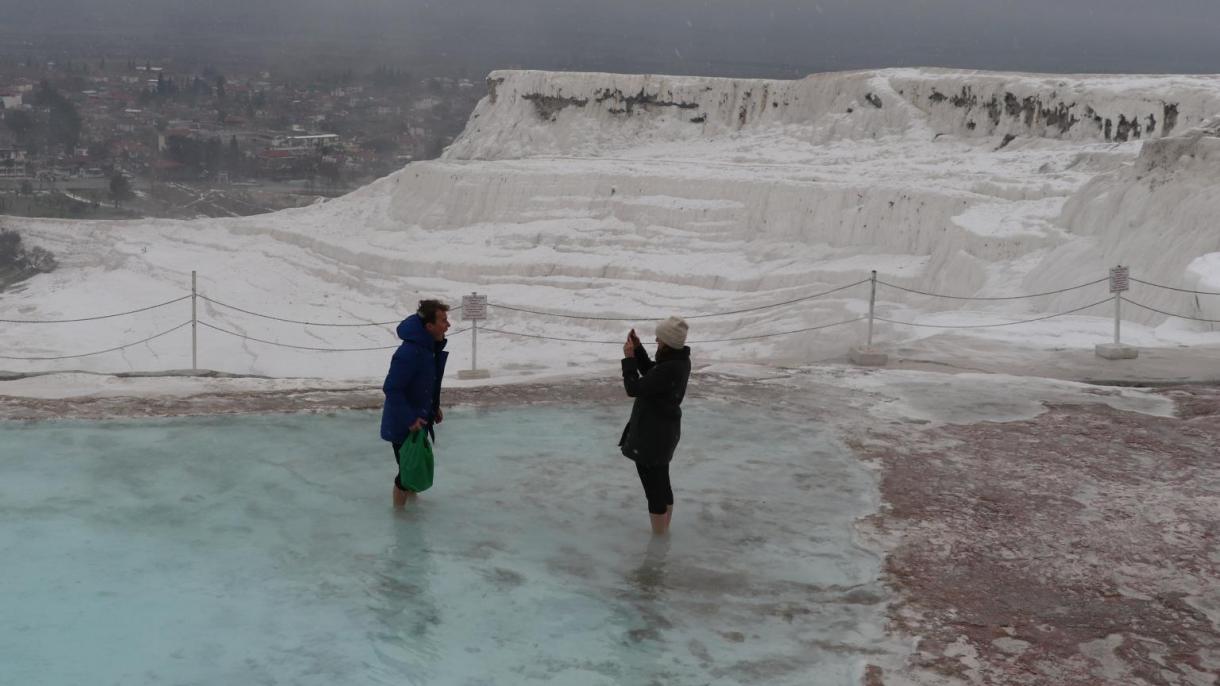 Los turistas entraron en la piscina termal bajo la nieve en Pamukkale