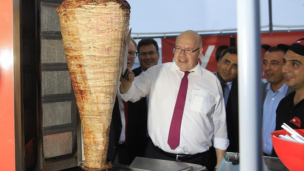德国经济部长参加盛会 切下土耳其转烤肉