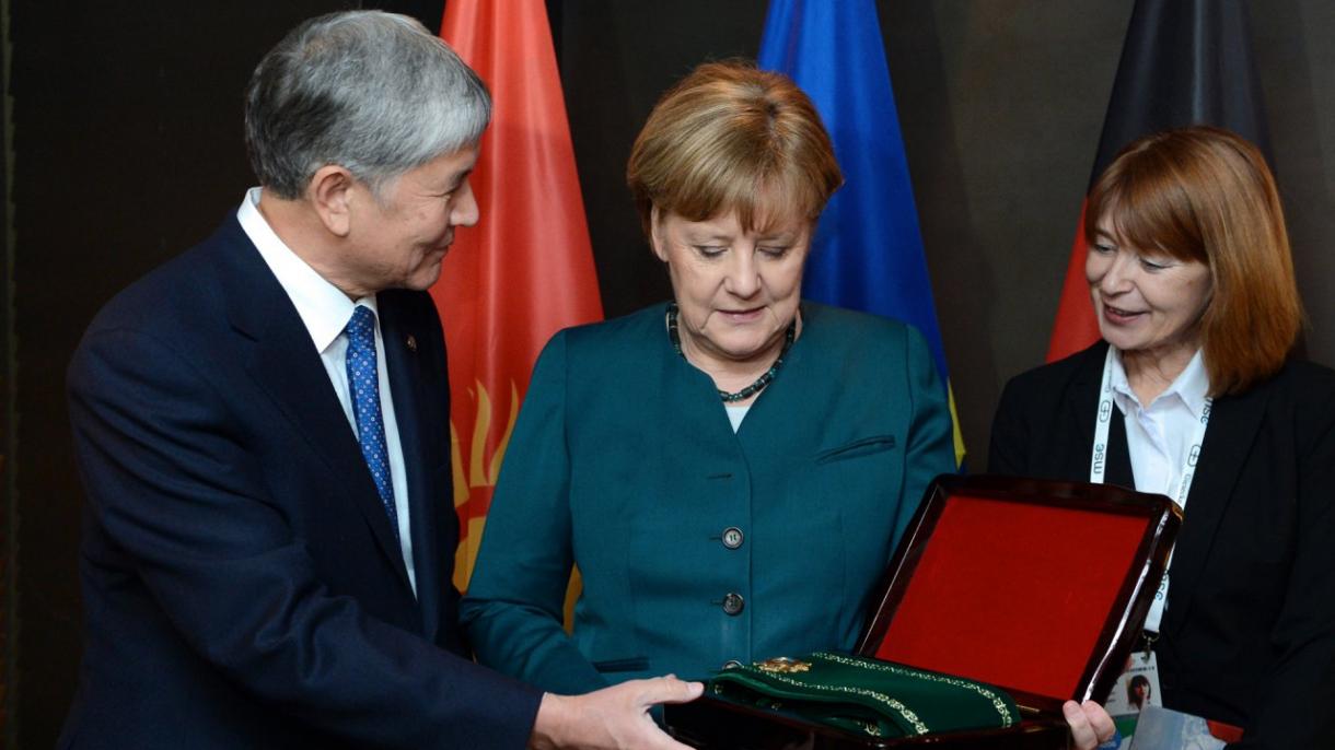 Almazbek Atambayev Angela Merkelni “Kurmanjan Datka” ordeni bilan taqdirlari