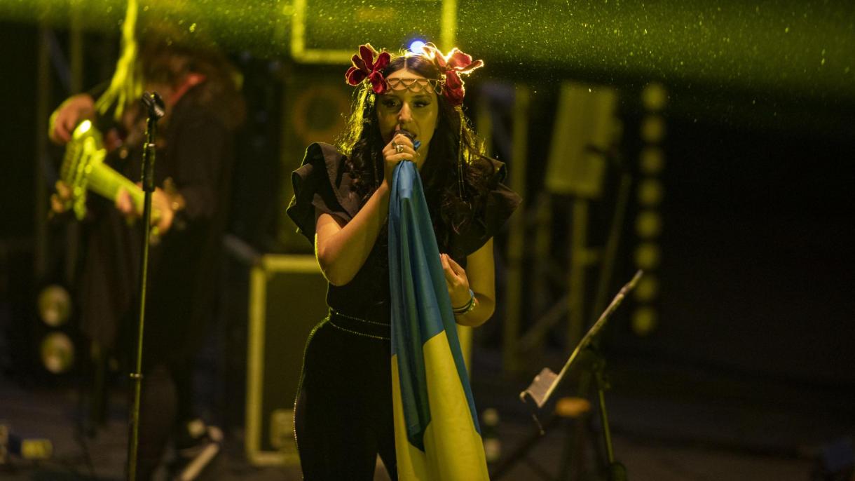 Жамала согуштан жапа чеккен украиналык балдарга концерт берди