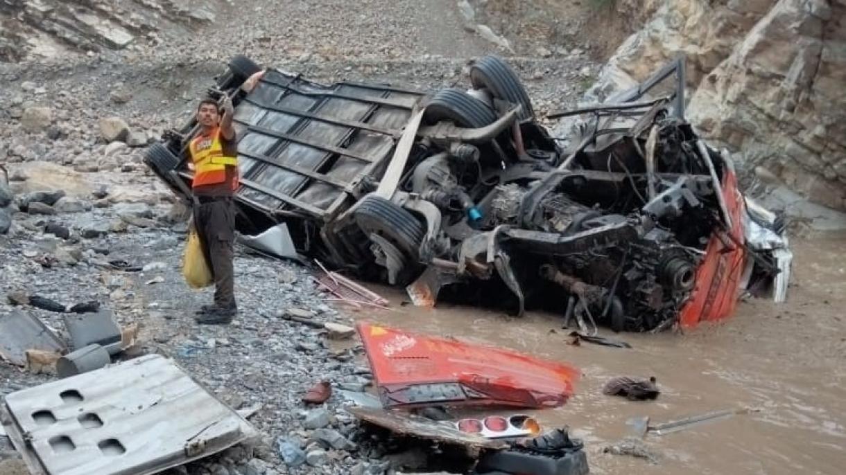 واژگونی یک دستگاه اتوبوس مسافربری در پاکستان