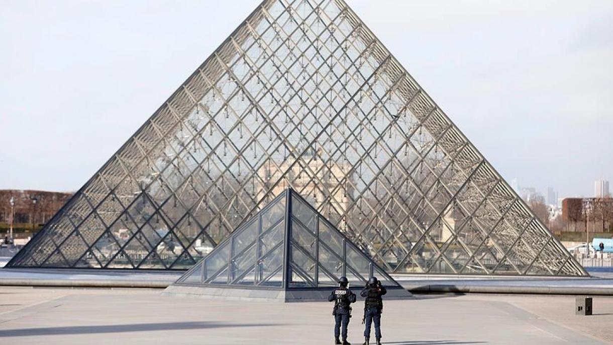 Louvre Muzeyininin önündə atışma olub