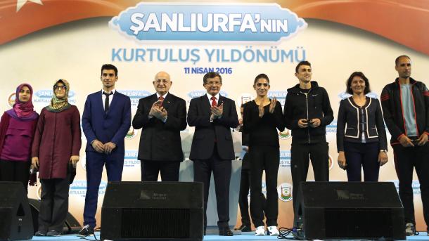 Davutoglu agradece al pueblo de Şanlıurfa por su postura ante el terrorismo