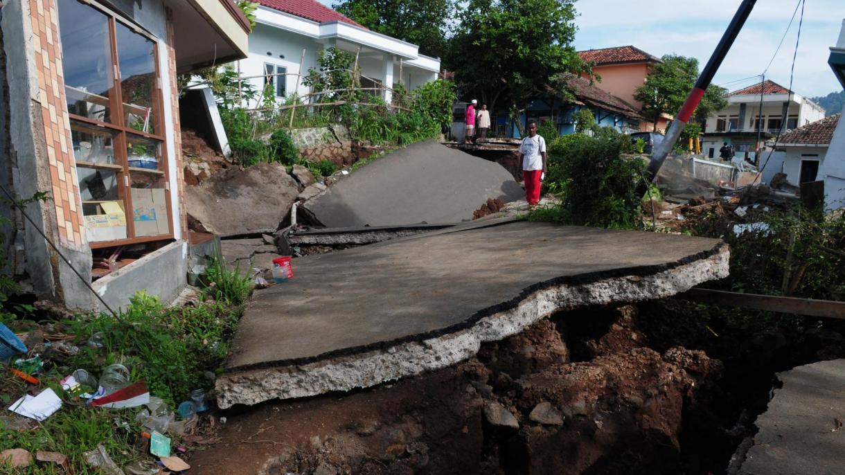 印尼5.6 级地震造成271人死亡