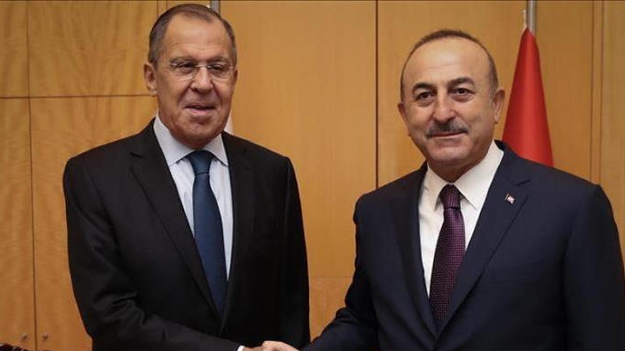 Çavuşoğlu fala por telefone com Lavrov antes da visita do presidente Erdogan à Rússia