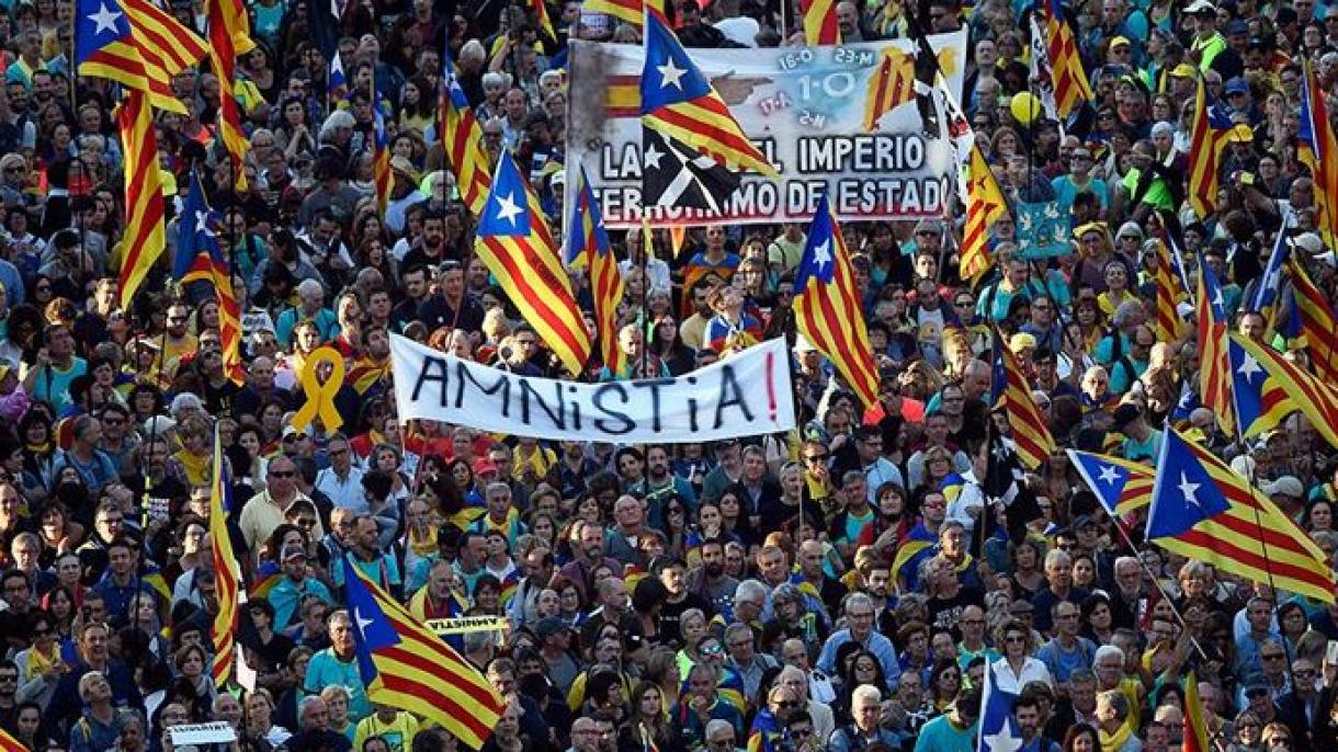 Miles de personas realizan nueva marcha en Barcelona en rechazo a sentencias del 'procés'
