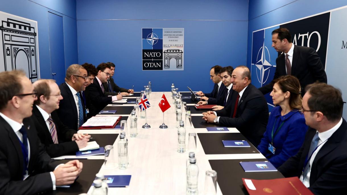 El ministro de Exteriores Çavuşoğlu mantiene los contactos a nivel máximo en la OTAN