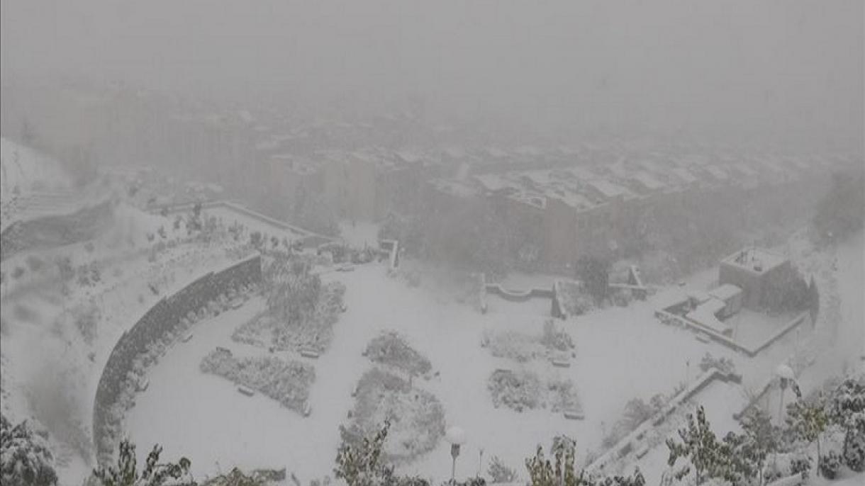 نخستین بارش برف، خیابان‌های تهران را مسدود کرد