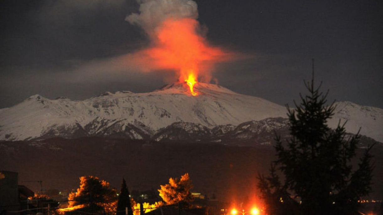 Vulcão Etna na Sicília continua a entrar em erupção pelo terceiro dia consecutivo