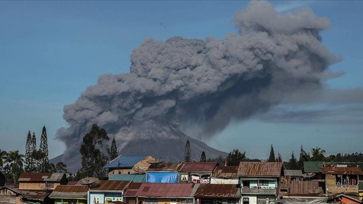 Erupción de cenizas llega a 3 kilómetros de altura del Volcán Sinabung en Indonesia