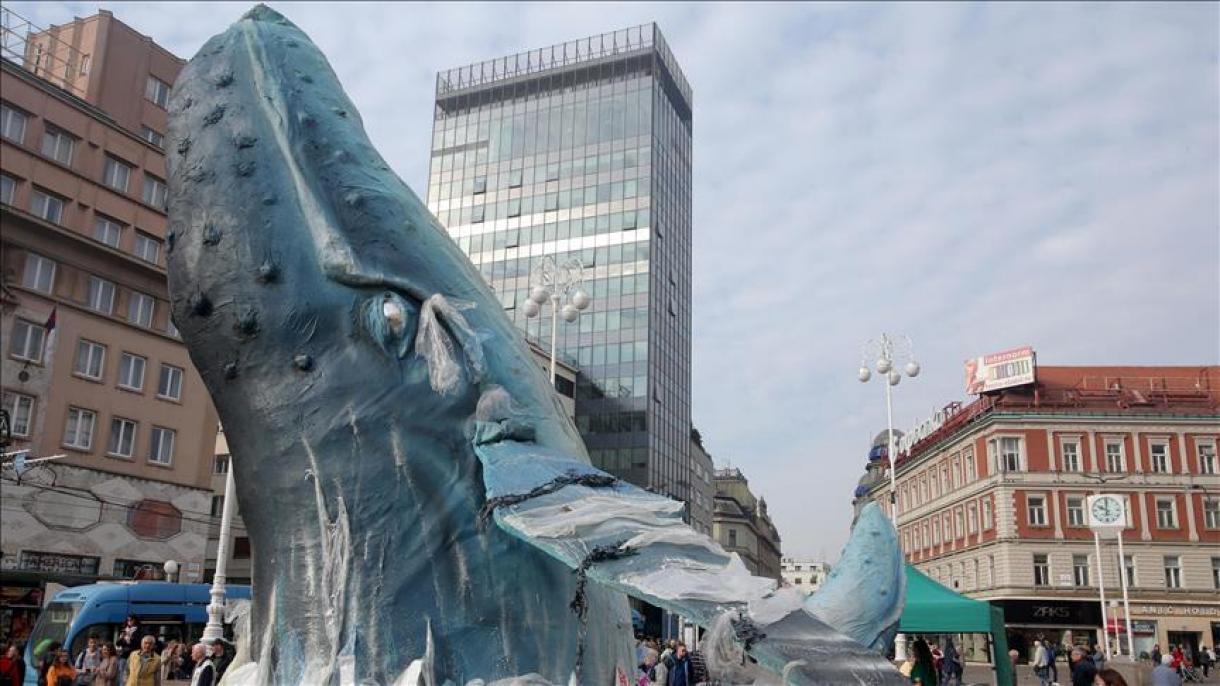 Con escultura de ballena se crea consciencia sobre polución marina