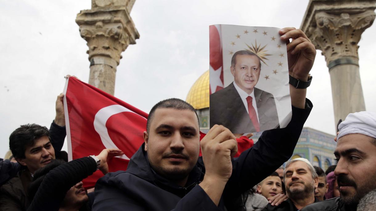 Ondean pósteres de Erdogan en las calles de Jerusalén