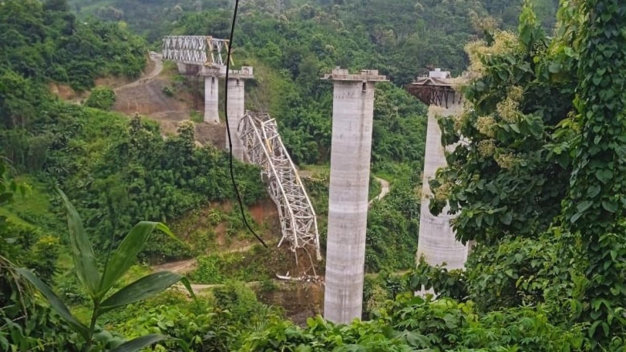 印度一铁路桥垮塌：致17人死