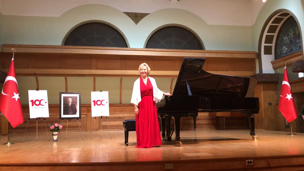 A pianista turca Gülsin Onay participou do show em Chicago no 100º aniversário do dia 19 de maio