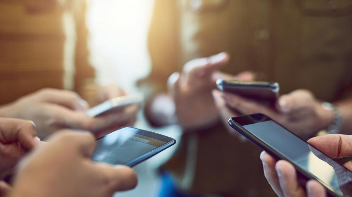 Inglaterra prohibirá el uso de teléfonos móviles por los alumnos en las escuelas