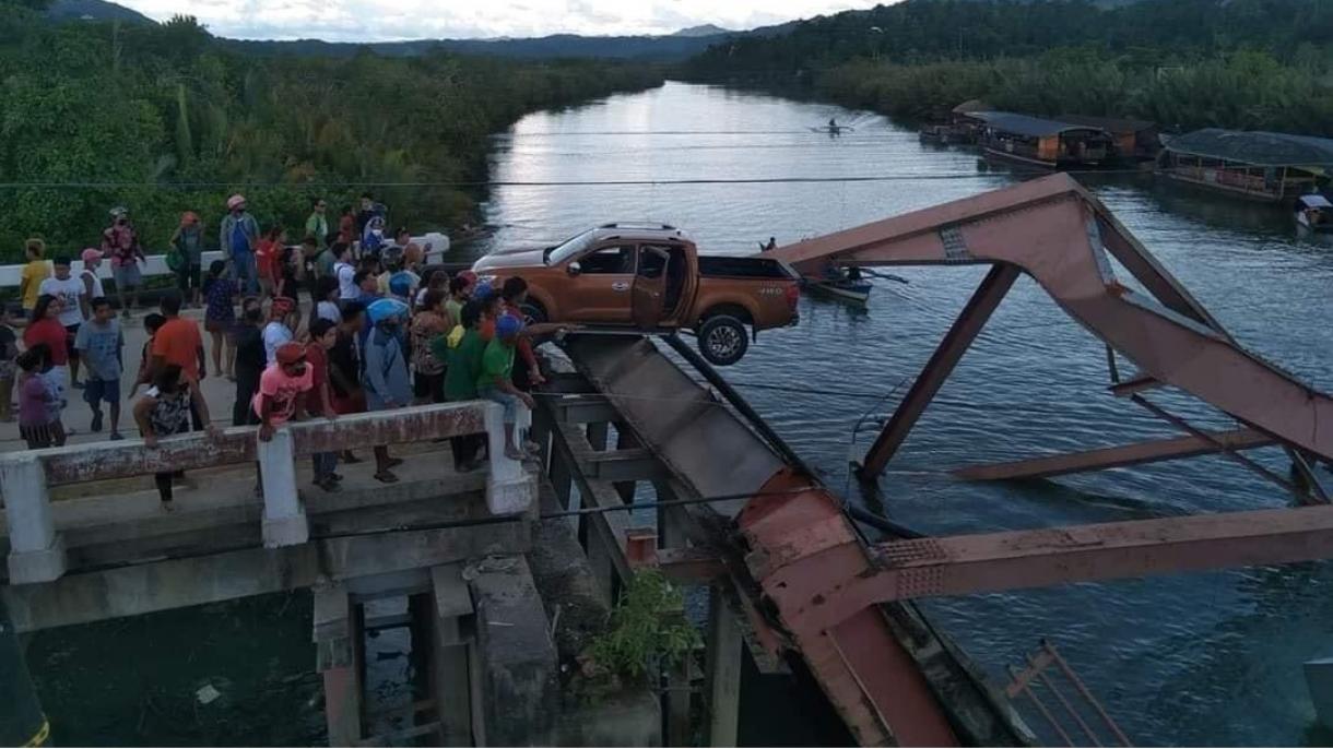 Colapsó el puente sobre río en Filipinas: 4 muertos