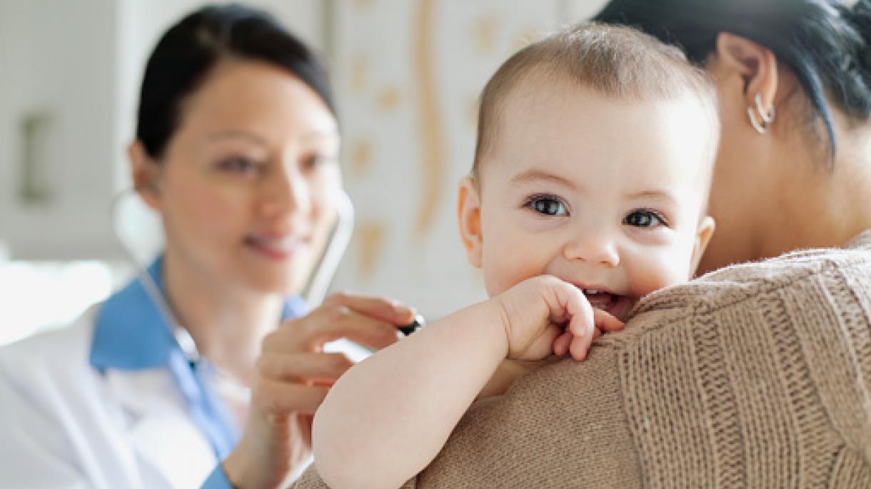 Alimentación materna hasta los 4 meses recupera desarrollo bebé, según estudio