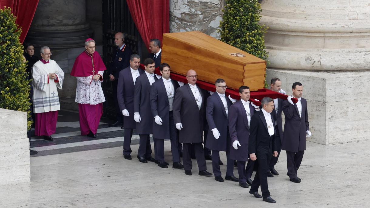 A San Pietro l'addio a Benedetto XVI