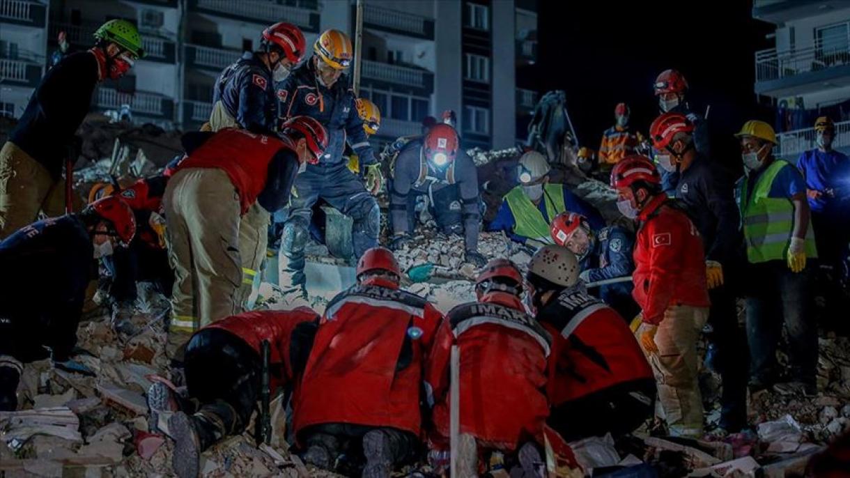 Os esforços de busca e resgate continuam após o terremoto de Izmir