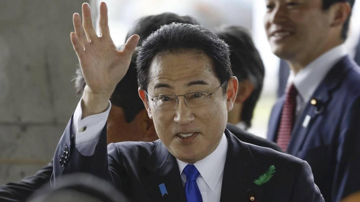 Япониянын премьер  - министри Кишида сүйлөп жатканда жарылуу үндөрү угулду