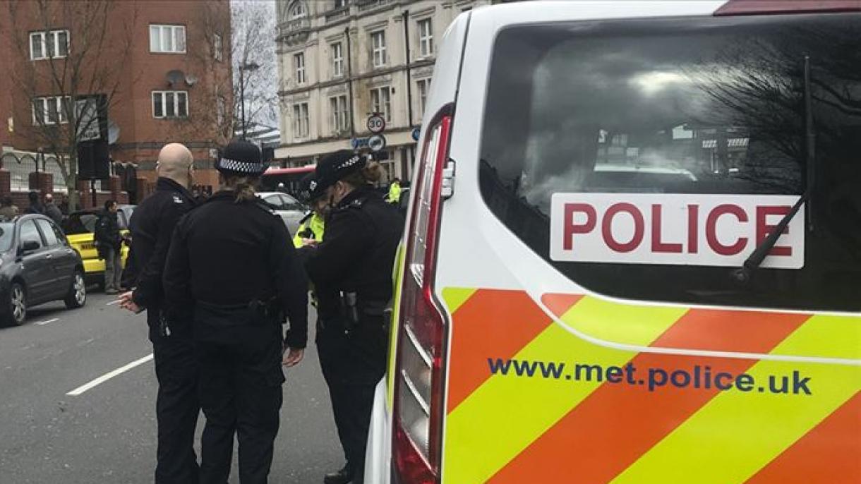 Suspendido el policía en Londres por arrodillarse sobre el cuello de un detenido