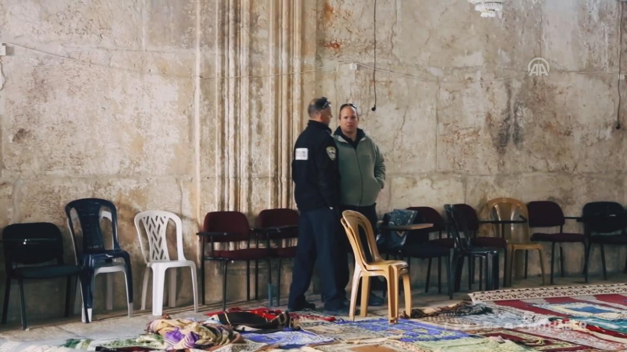 Izraeli katonák cipővel léptek be a mecsetbe