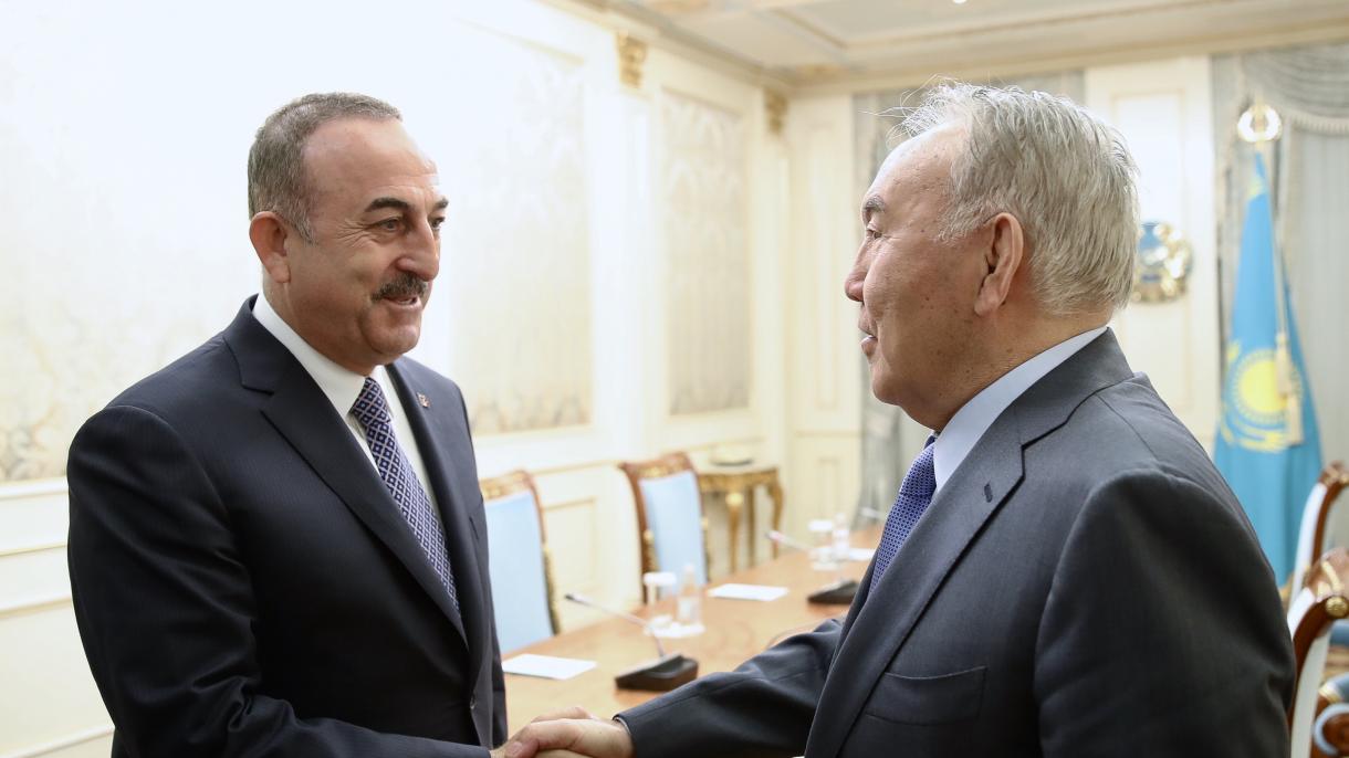 Çavuşoğlu se reúne con el presidente constituyente de Kazajistán, Nursultán Nazarbáyev