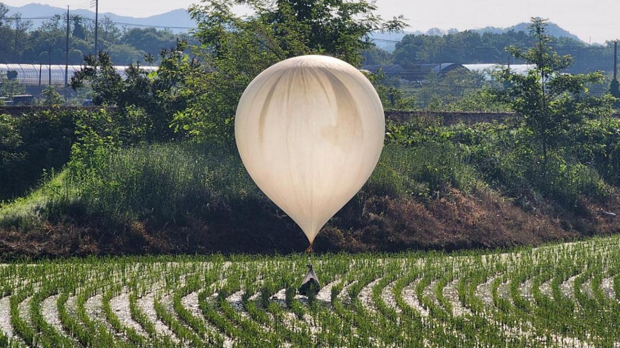 Северна Корея прати повече от 150 балона с "боклуци" в Южна Корея