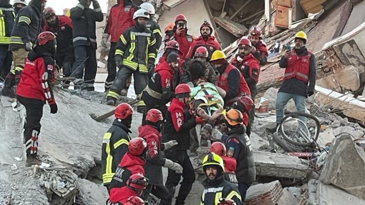 Nagy erőkkel keresik a túlélőket a földrengés sújtotta területen