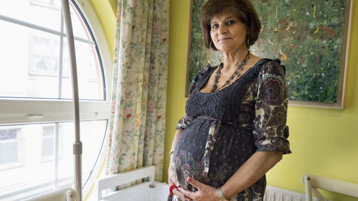 Una mujer lucense embarazada a los 62 años da a luz a una niña