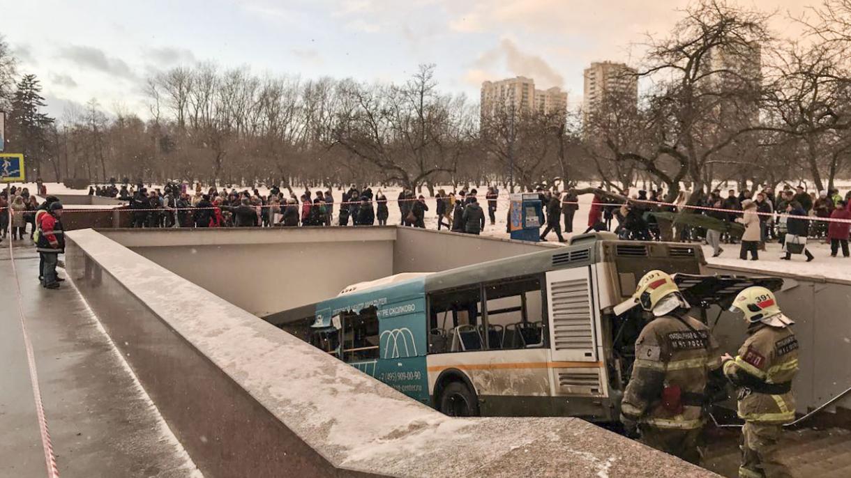 Moskvada avtobus metro keçidinə girdi, 5 nəfər həlak oldu