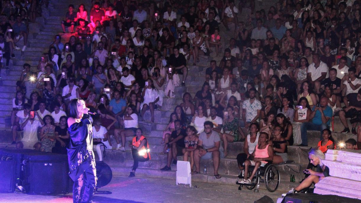 Rumın müğənnisi Bodrumda konsert verdi