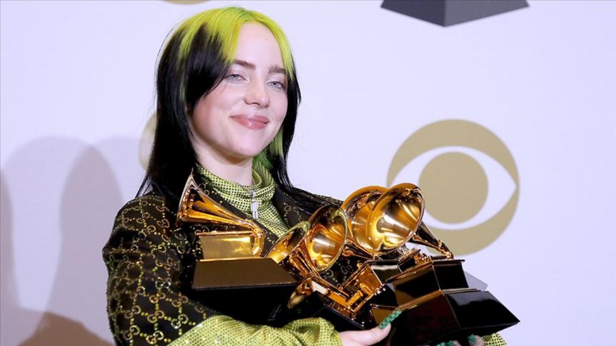 Billie Eilish faz história nos Grammys e vence em todas as categorias principais