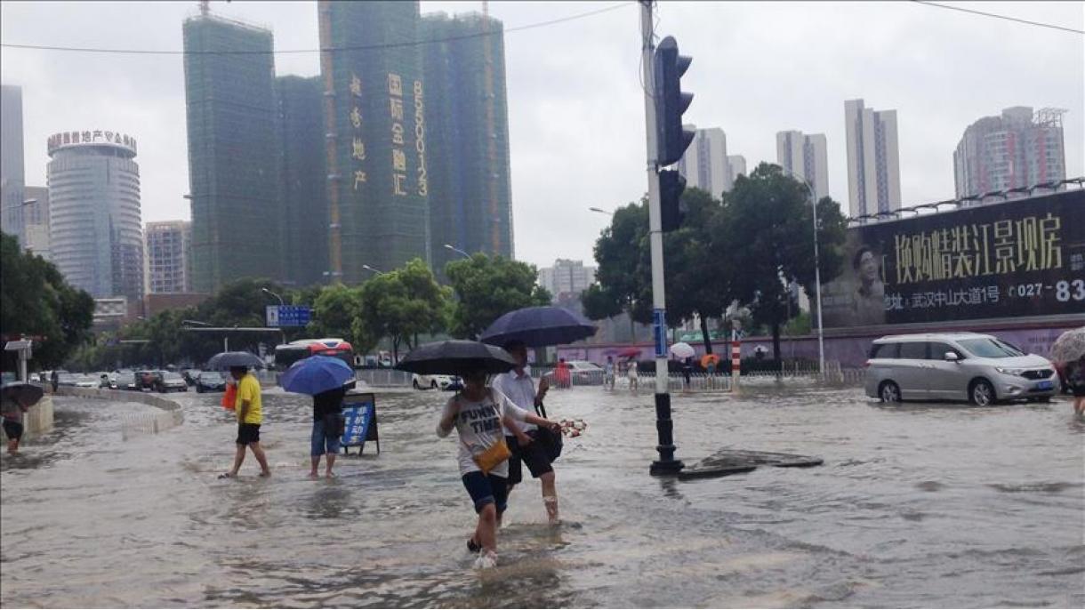 Pelo menos 105 pessoas morreram nas inundações no norte da China