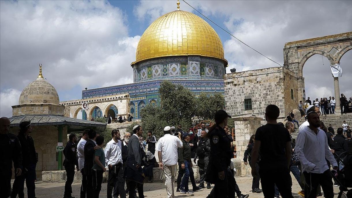 جنونی یہودیوں نے مقبوضہ مشرقی القدس  میں مسجد اقصیٰ پر دھاوا بول دیا