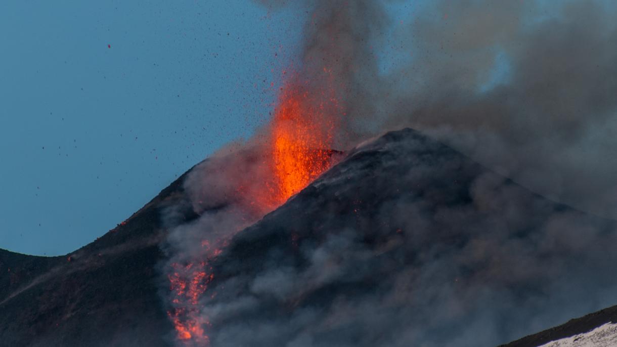 意大利南部埃特纳火山喷发致10人受伤
