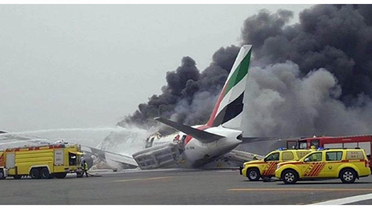 阿联酋航空一架客机紧急迫降迪拜机场并起火