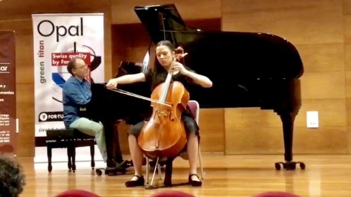 Η Αρια Νουρ Γιουνες , ήρθε πρώτη  στο 2ον Διεθνή Διαγωνισμό Βιολοντσέλο LUTHIERS CLAR