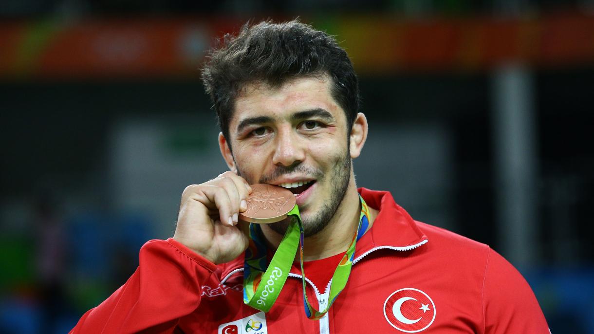 El luchador turco Cenk Ildem se alza con la medalla de bronce