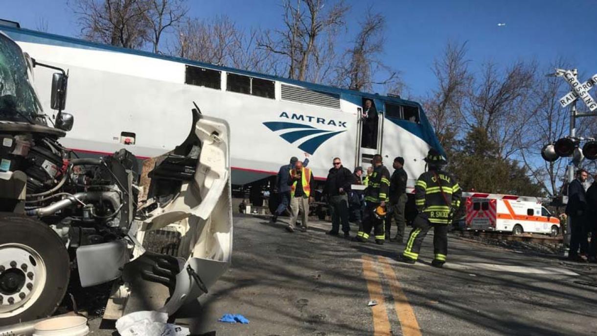 美国弗吉尼亚州一列火车与卡车相撞 一人丧生