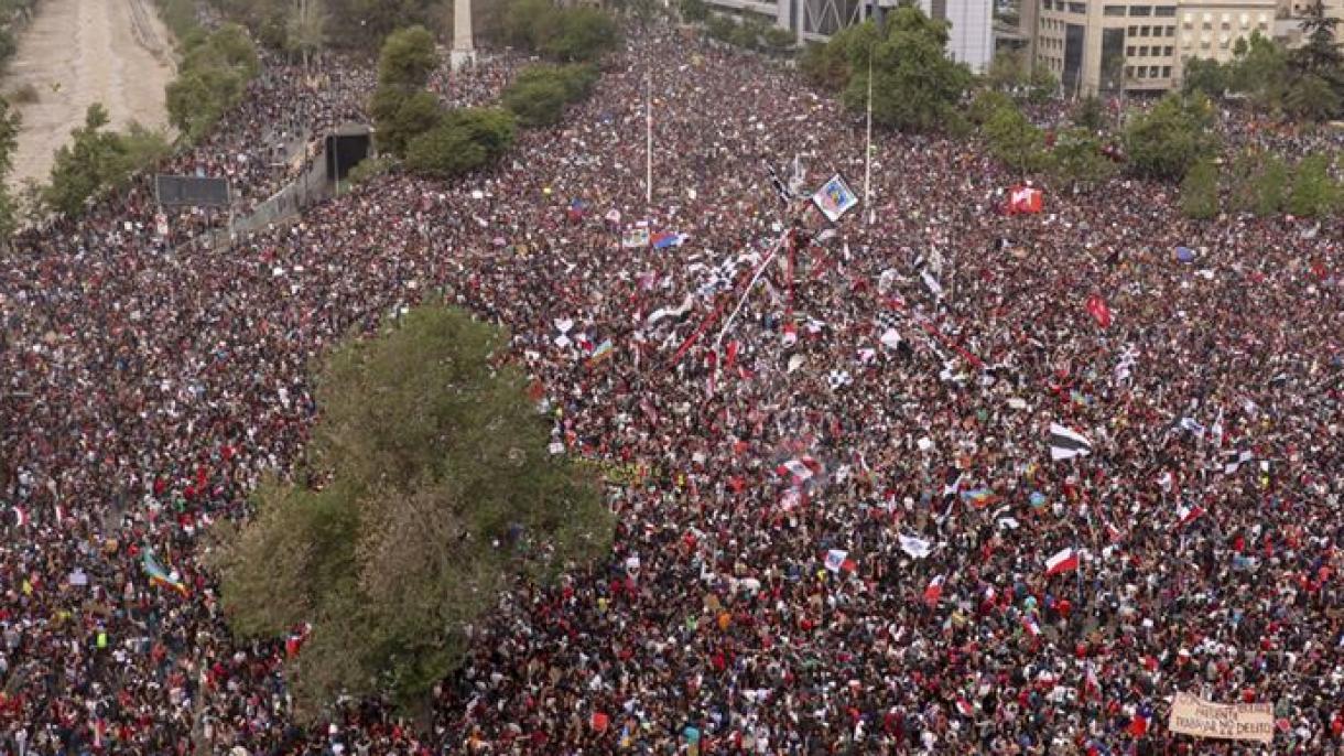 Cerca de un millón de personas se movilizan en Santiago de Chile