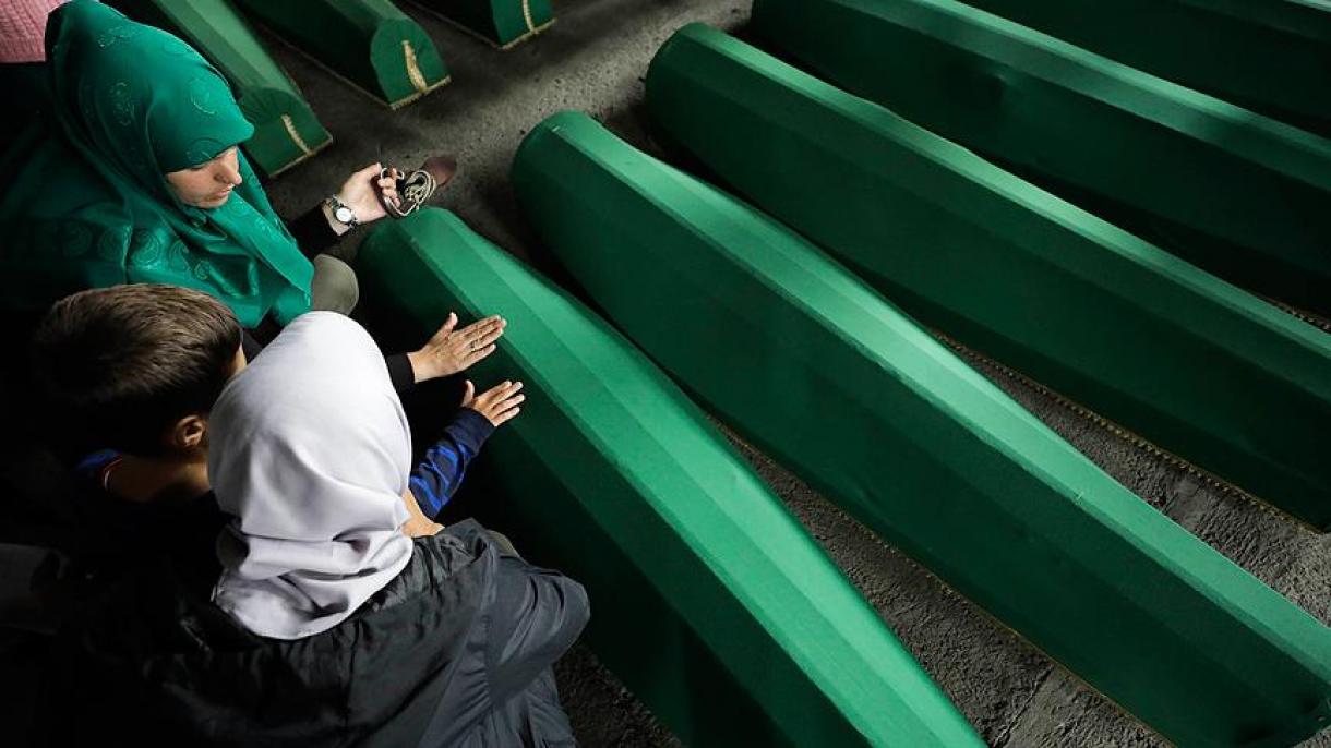 Сребреница курмандыктары Поточари мемориалдык көрүстөнүндө