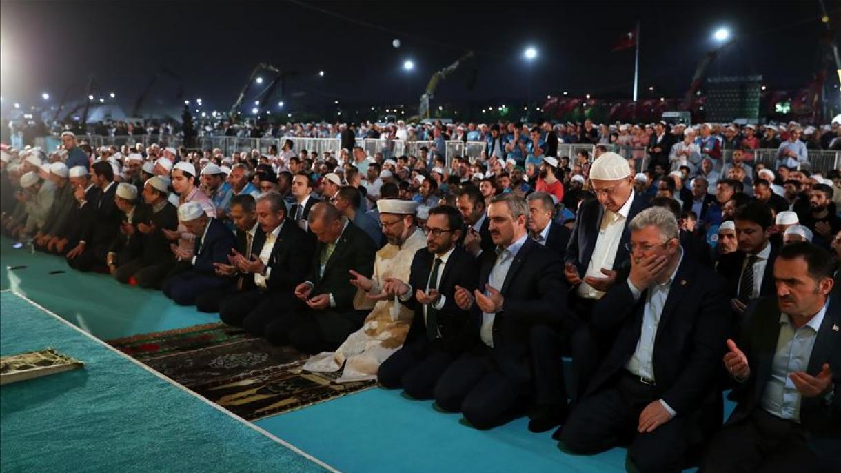 اقامه نماز تراویح 313 هزار نفری به مناسبت فتح استانبول