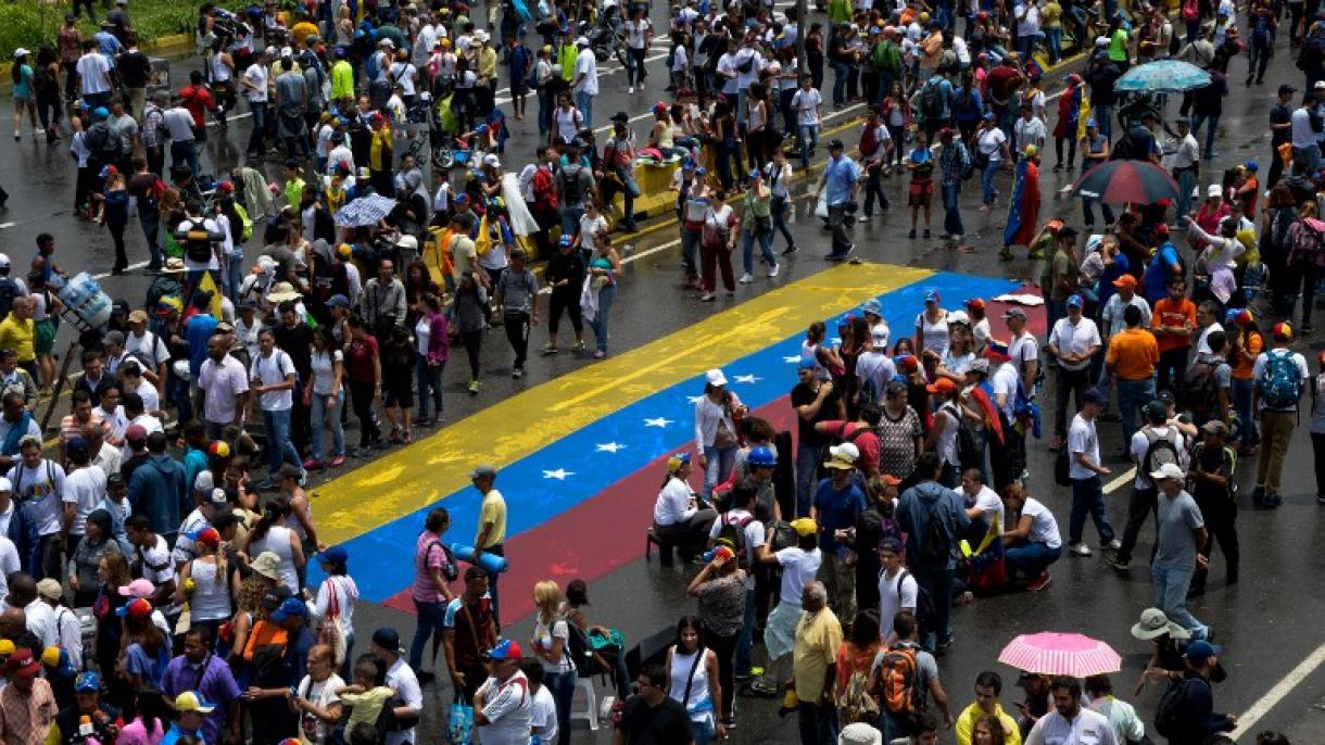 Maduro llama a manifestarse este martes por la paz en Venezuela