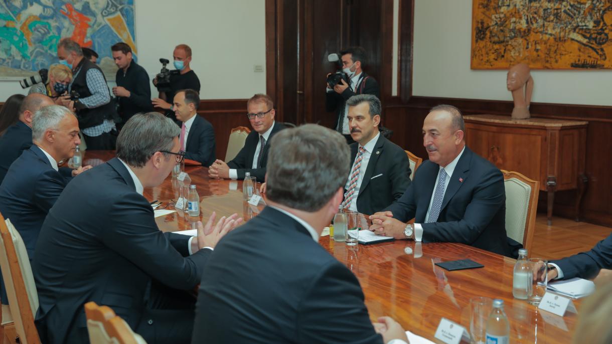 Chanceler Turco encontra-se com o presidente sérvio Aleksandar Vucic em Belgrado
