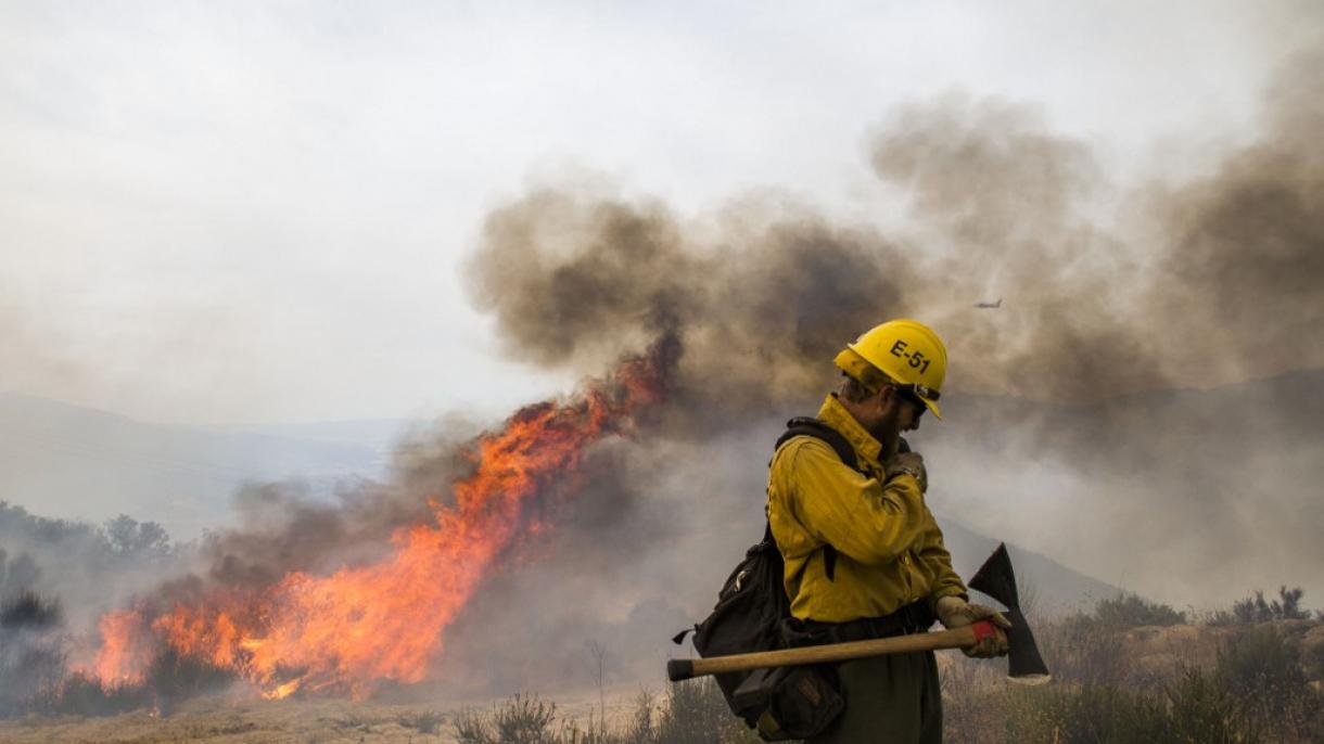 Incendios forestales amenazan 2 mil 400 casas al norte de Santa Bárbara de los EEUU