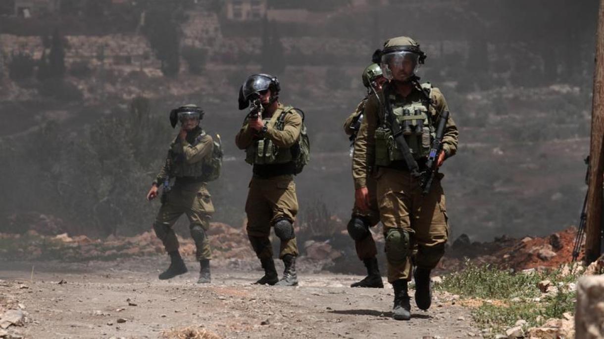 اسرائیل پولیس کوچلری بیر قطار فلسطینلیک نی قولگه آلدی