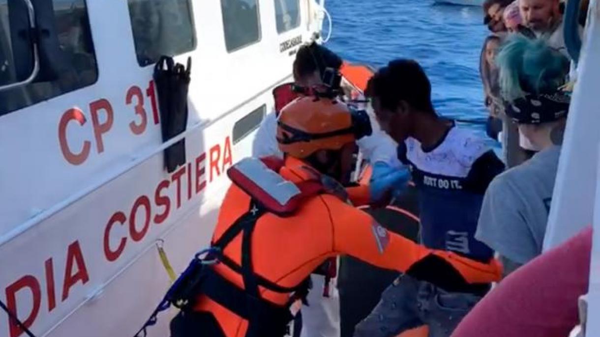 Fëmijët në bordin e anijes “Proactiva Open Arms” u evakuuan në Lampedusa të Italisë