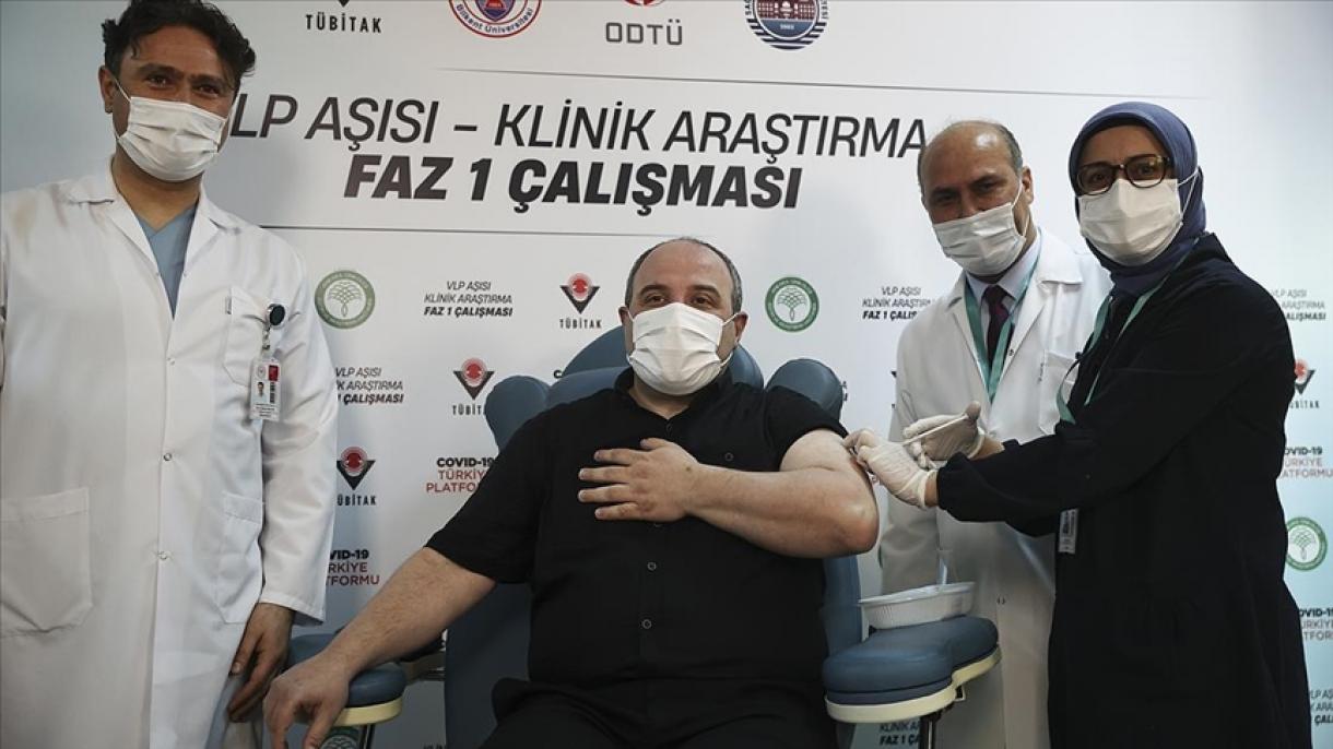 Helyi fejlesztésű vakcina tesztjén oltották be a török minisztert
